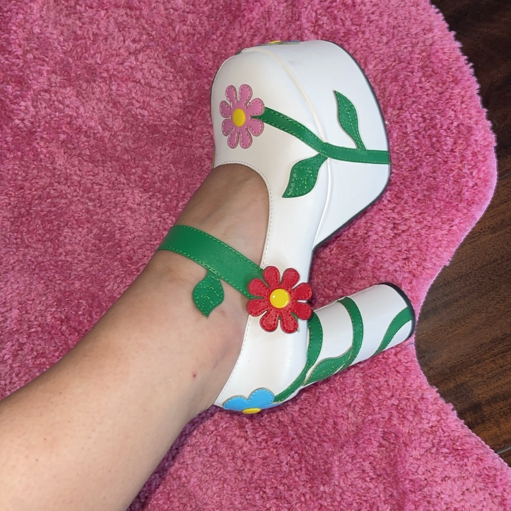 Minor scratched brand new condition Delia heels 7